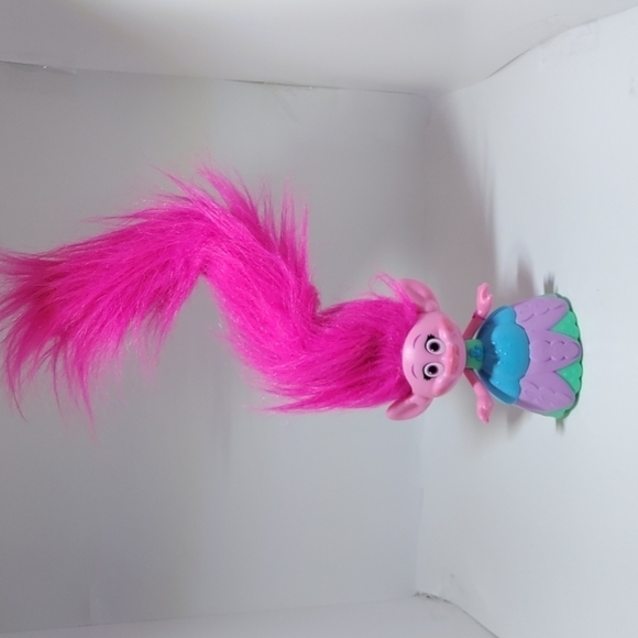 Troll poppy interactive with long pink poseable light up hair - Picture 2 of 5